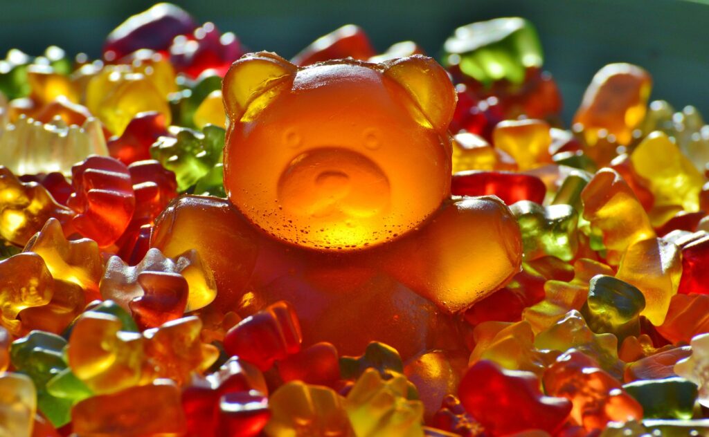 Mehrere Gummibärchen in Großaufnahme.